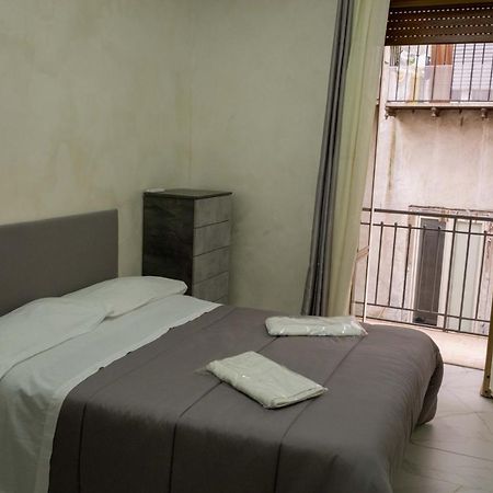 Casa Vacanza Russo Enzo เนเปิลส์ ภายนอก รูปภาพ