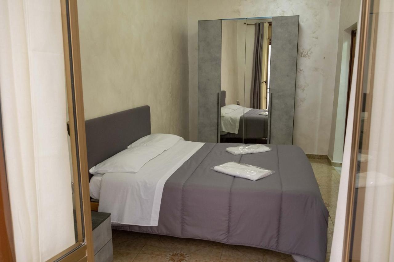 Casa Vacanza Russo Enzo เนเปิลส์ ภายนอก รูปภาพ