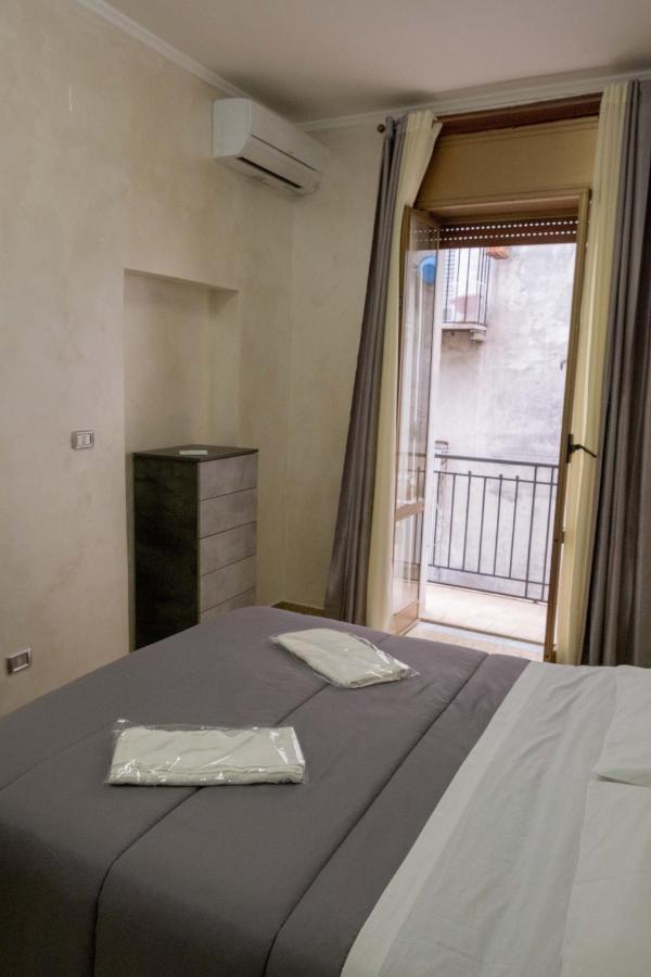 Casa Vacanza Russo Enzo เนเปิลส์ ภายนอก รูปภาพ