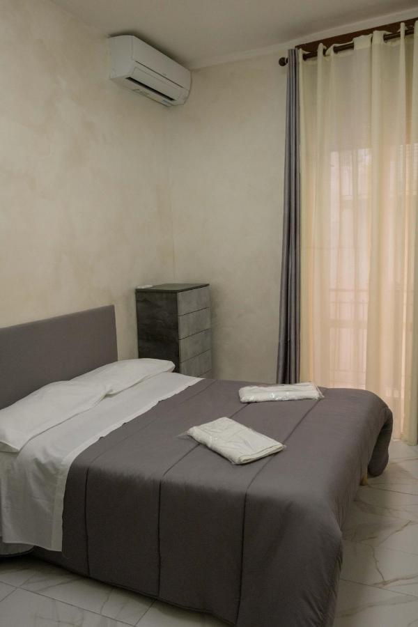 Casa Vacanza Russo Enzo เนเปิลส์ ภายนอก รูปภาพ