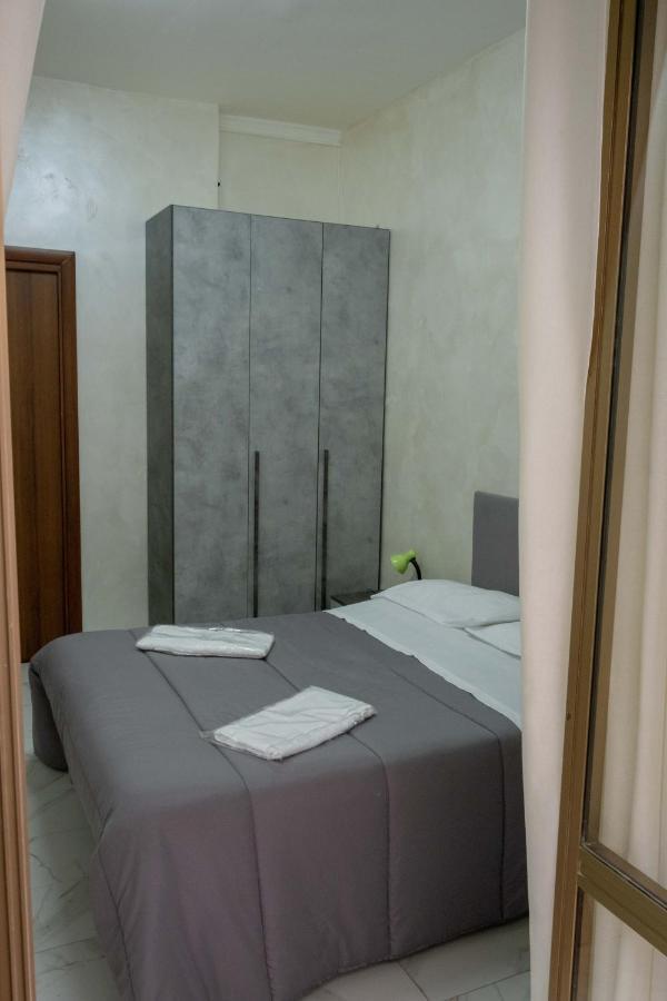 Casa Vacanza Russo Enzo เนเปิลส์ ภายนอก รูปภาพ